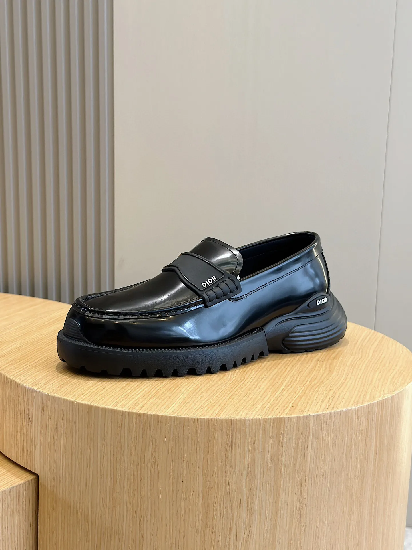 Factory price: 540💰◾️▫️Dior Combat Derby shoes are a new product in the 2024 spring men's wear series, presenting a mixed style that combines fashion design with sports elements. Crafted from black buffed calfskin leather with beige and black Oblique print panels on the sides and tongue. Designed with laces and technical zipper closure, the lightweight mixed-style sole highlights the charm of high-end customization. The Dior signature on the side enhances the style and will add a trendy touch to any look this season. Size: 39-44 (customized at 38.45)